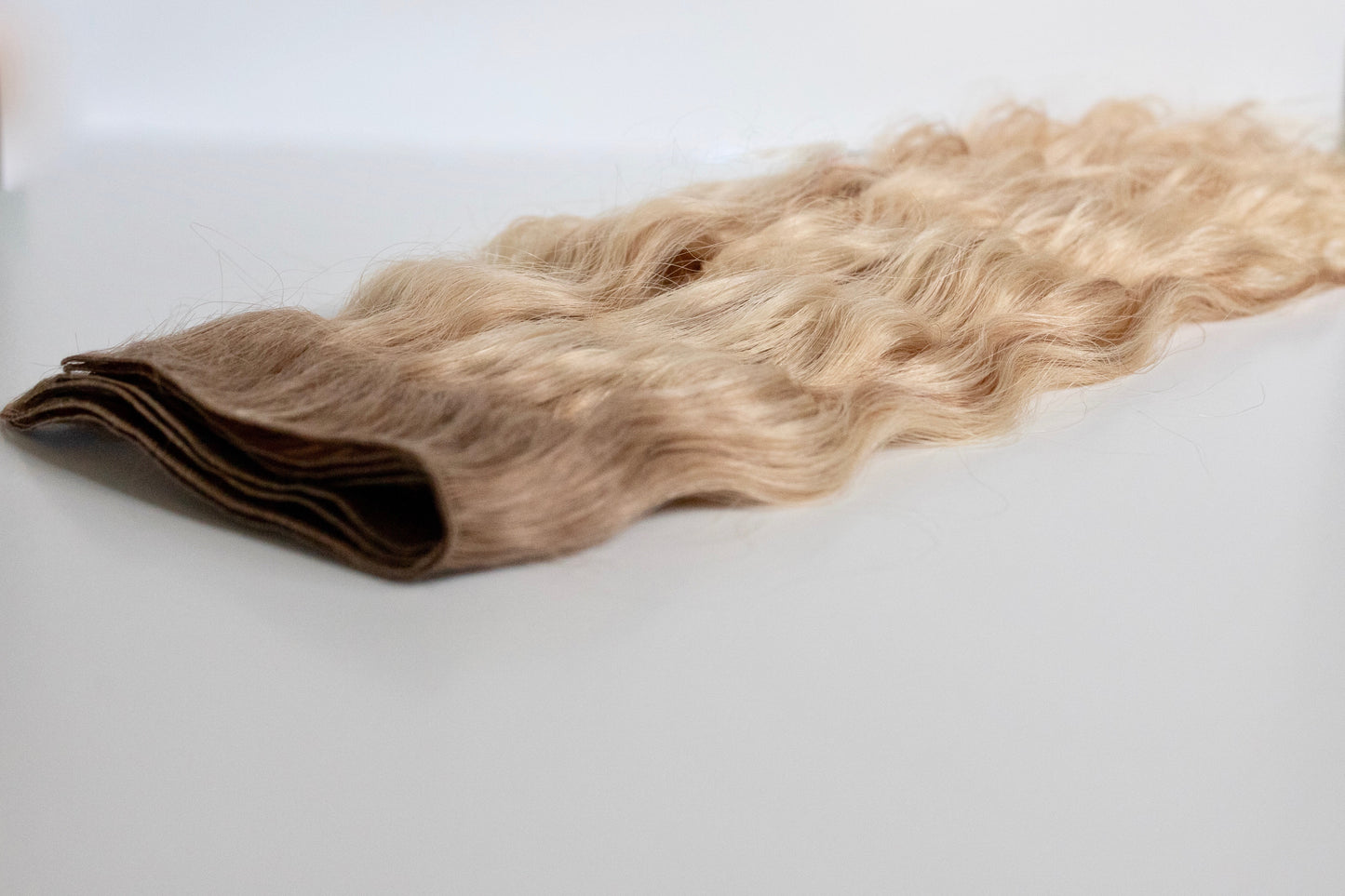 Load image into Gallery viewer, Beach Wave Hand Tied Weft - 10/8CBL (Cool Blonde Mix)

